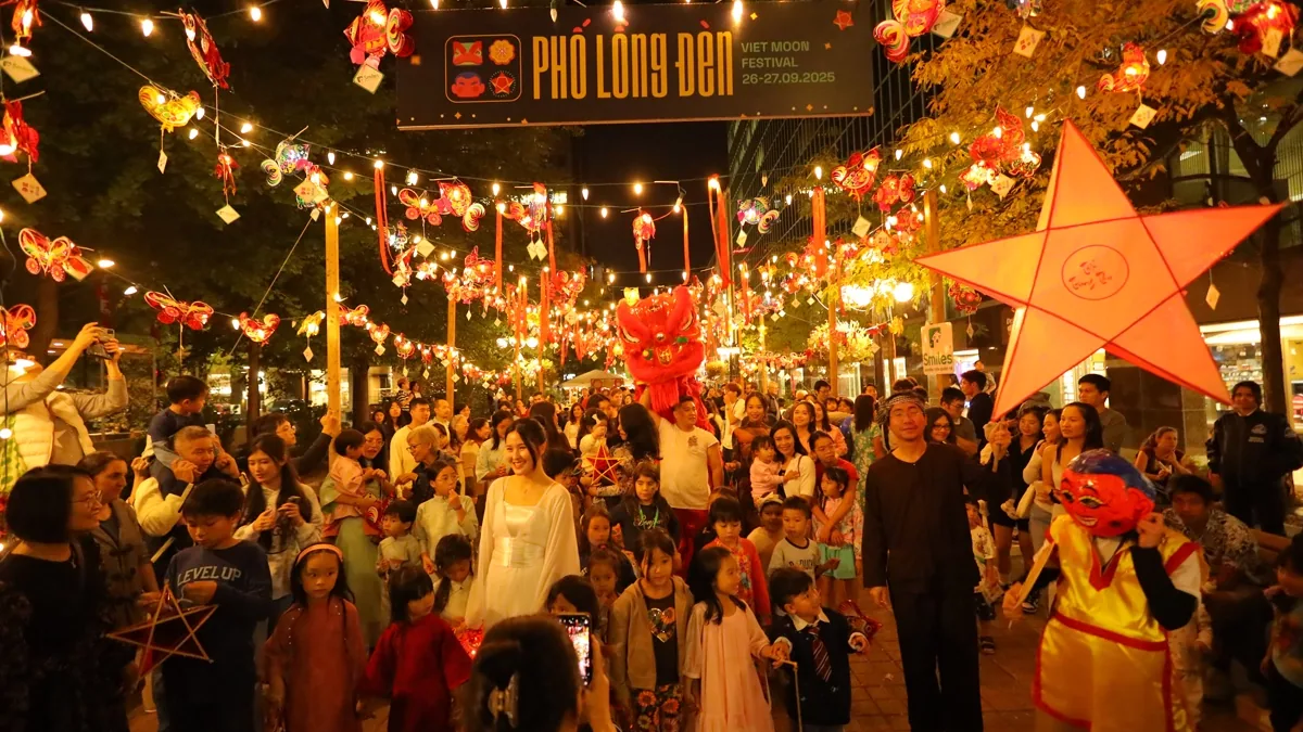 Lantern display promoted by Viet Moon Festival